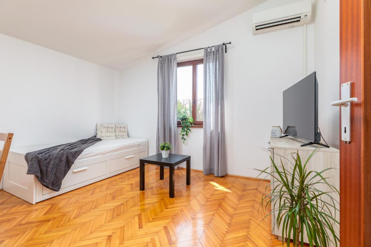 Apartment Tesic Close To The Sea With Shared 4Xbicycles Fažana Buitenkant foto