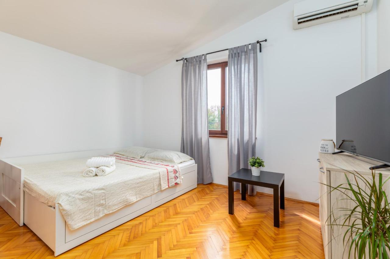 Apartment Tesic Close To The Sea With Shared 4Xbicycles Fažana Buitenkant foto