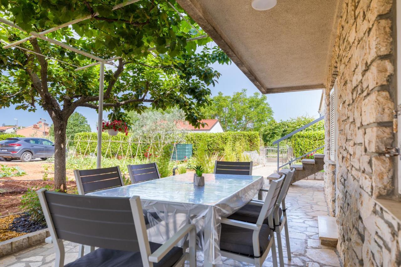 Apartment Tesic Close To The Sea With Shared 4Xbicycles Fažana Buitenkant foto