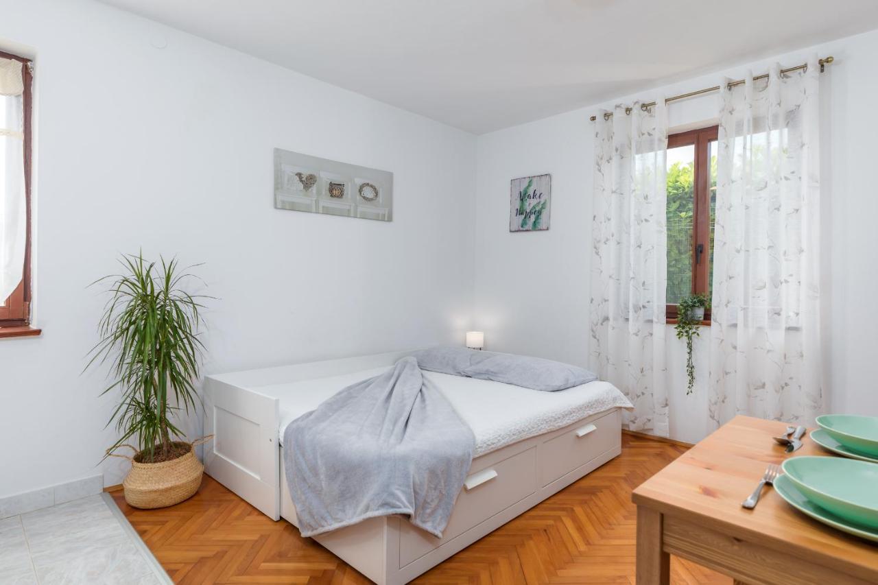 Apartment Tesic Close To The Sea With Shared 4Xbicycles Fažana Buitenkant foto