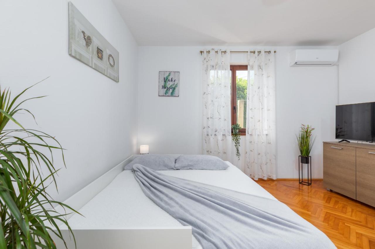 Apartment Tesic Close To The Sea With Shared 4Xbicycles Fažana Buitenkant foto