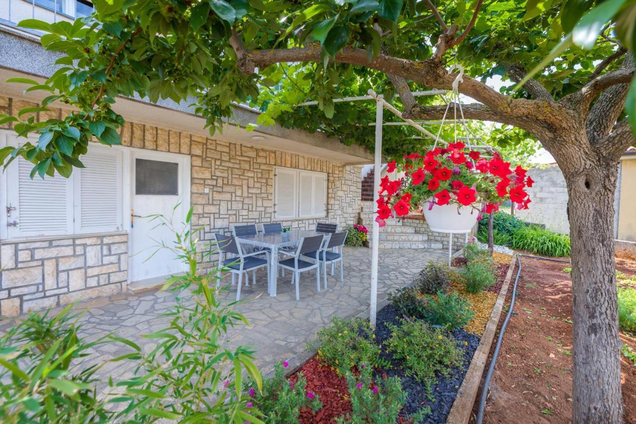Apartment Tesic Close To The Sea With Shared 4Xbicycles Fažana Buitenkant foto